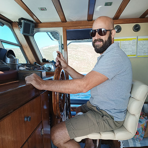 Ο καπετάνιος του εκδρομικού σκάφους Aegeas στη Σίφνο