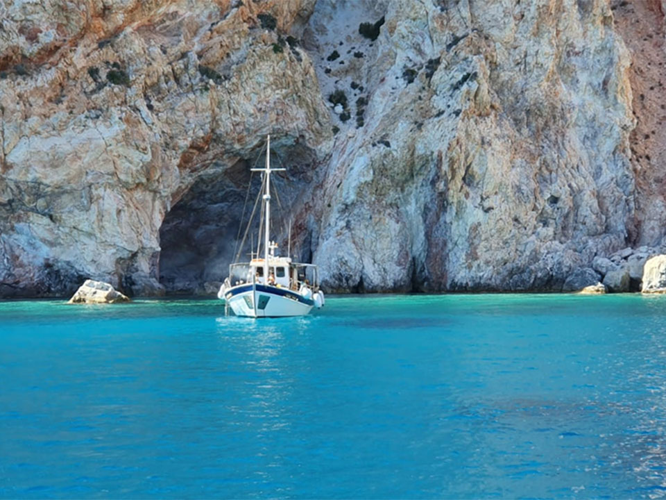 Daily cruises to Sifnos with the traditional wooden boat Aegeas