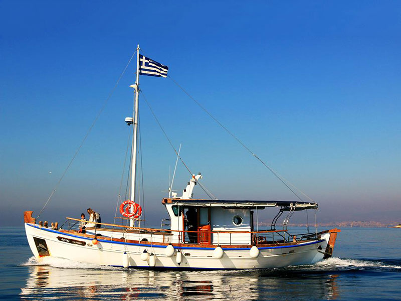 Το εκδρομικό σκάφος Aegeas στην Σίφνο