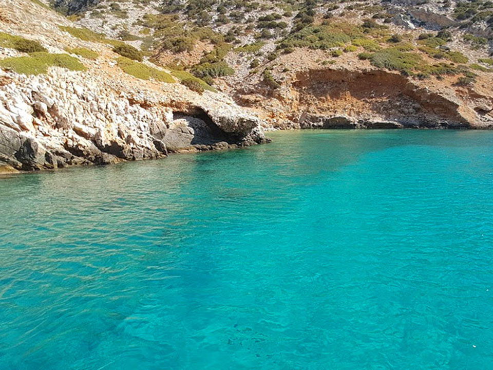 Exploring hidden beaches of Sifnos with Aegeas boat